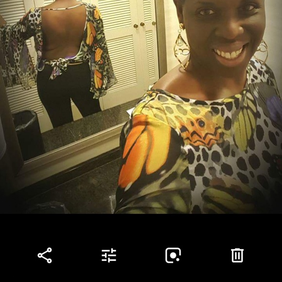 Beautiful backless exotic print blouse - Picture 2 of 3
